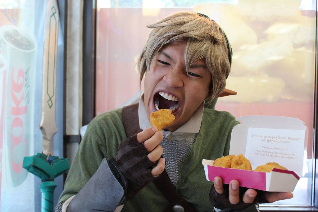 Cosplayer de Link comendo nuggets (de cucco, é claro)